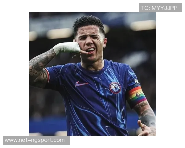 切尔西更衣室风波升级斯特林与恩佐训练场激烈冲突引发热议 切尔西更衣室风波升级斯特林与恩佐训练场激烈冲突引发热议